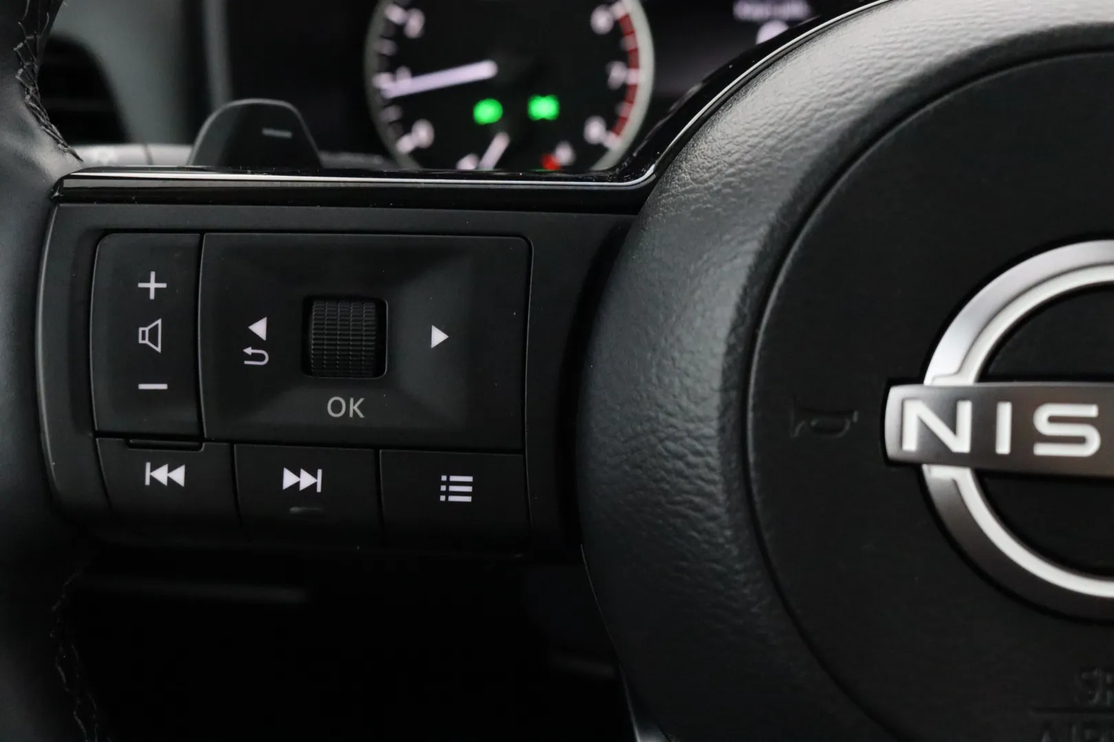 NISSAN Qashqai FPF-121 carousel image