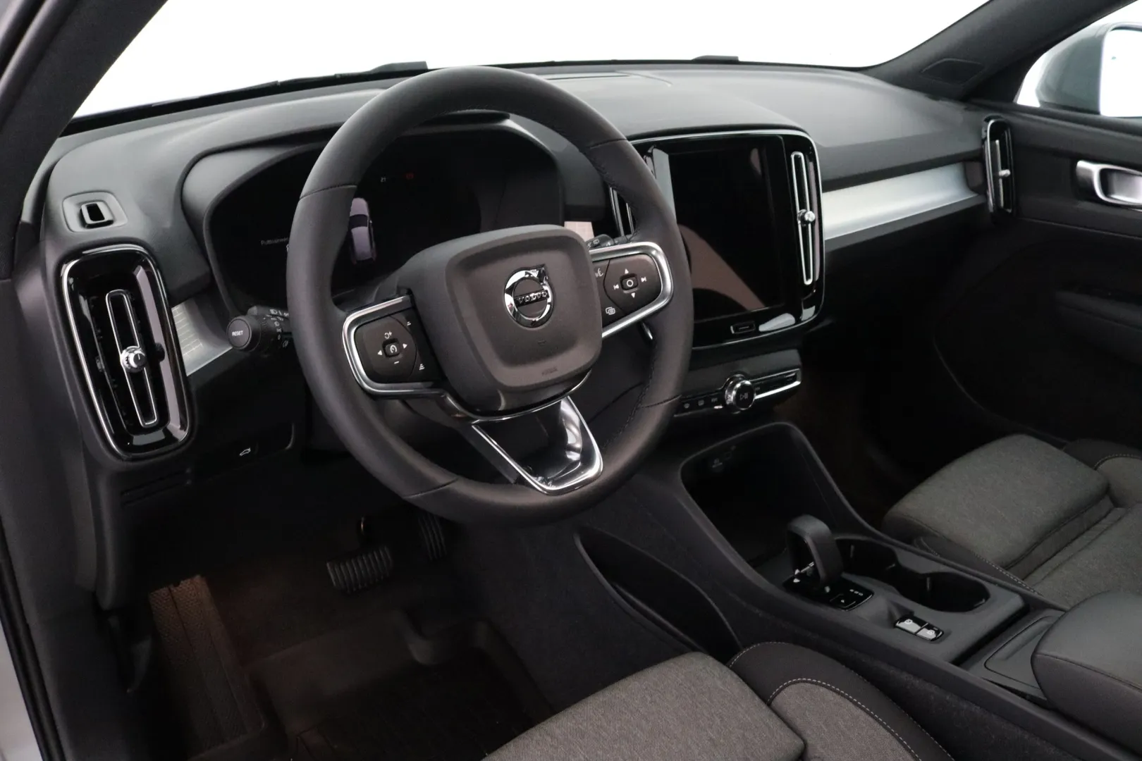 VOLVO XC40 CRU-246 carousel image