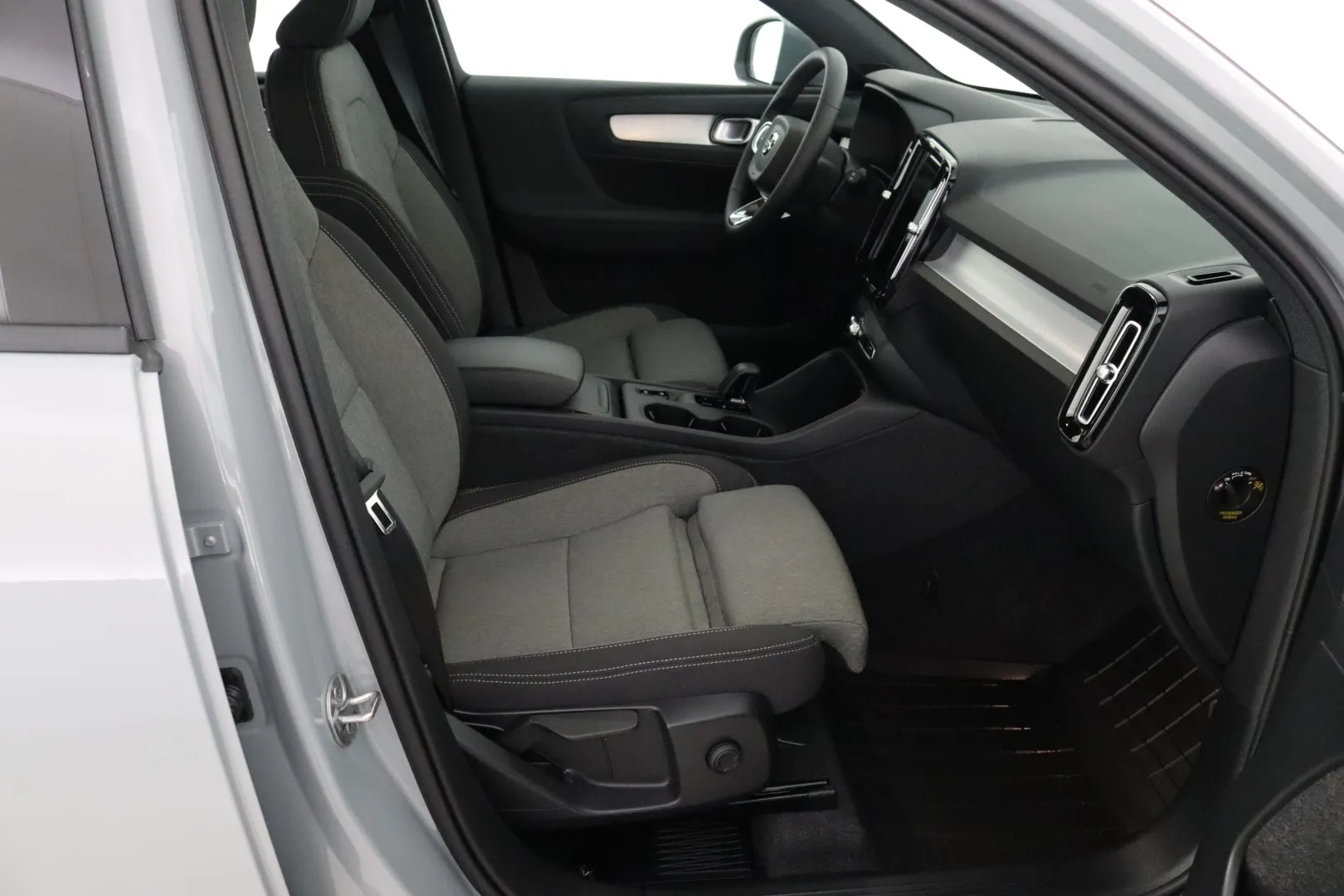 VOLVO XC40 CRU-246 carousel image