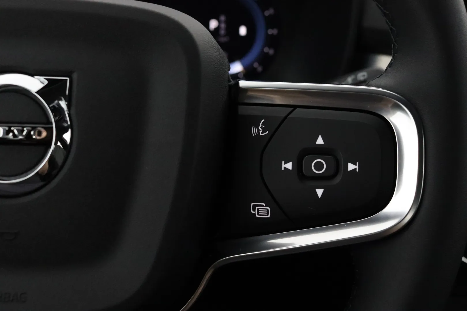 VOLVO XC40 CRU-246 carousel image