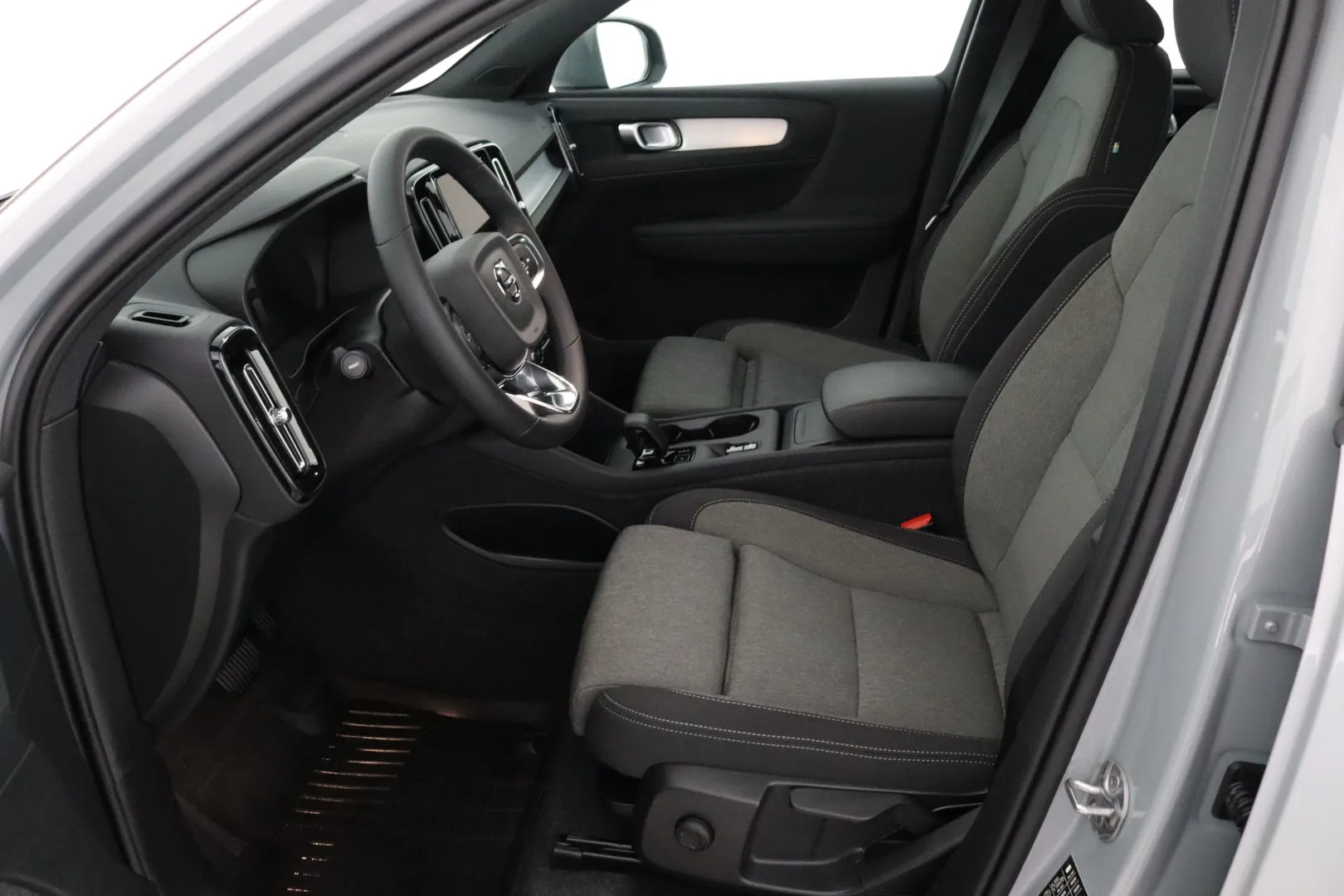 VOLVO XC40 CRU-246 carousel image