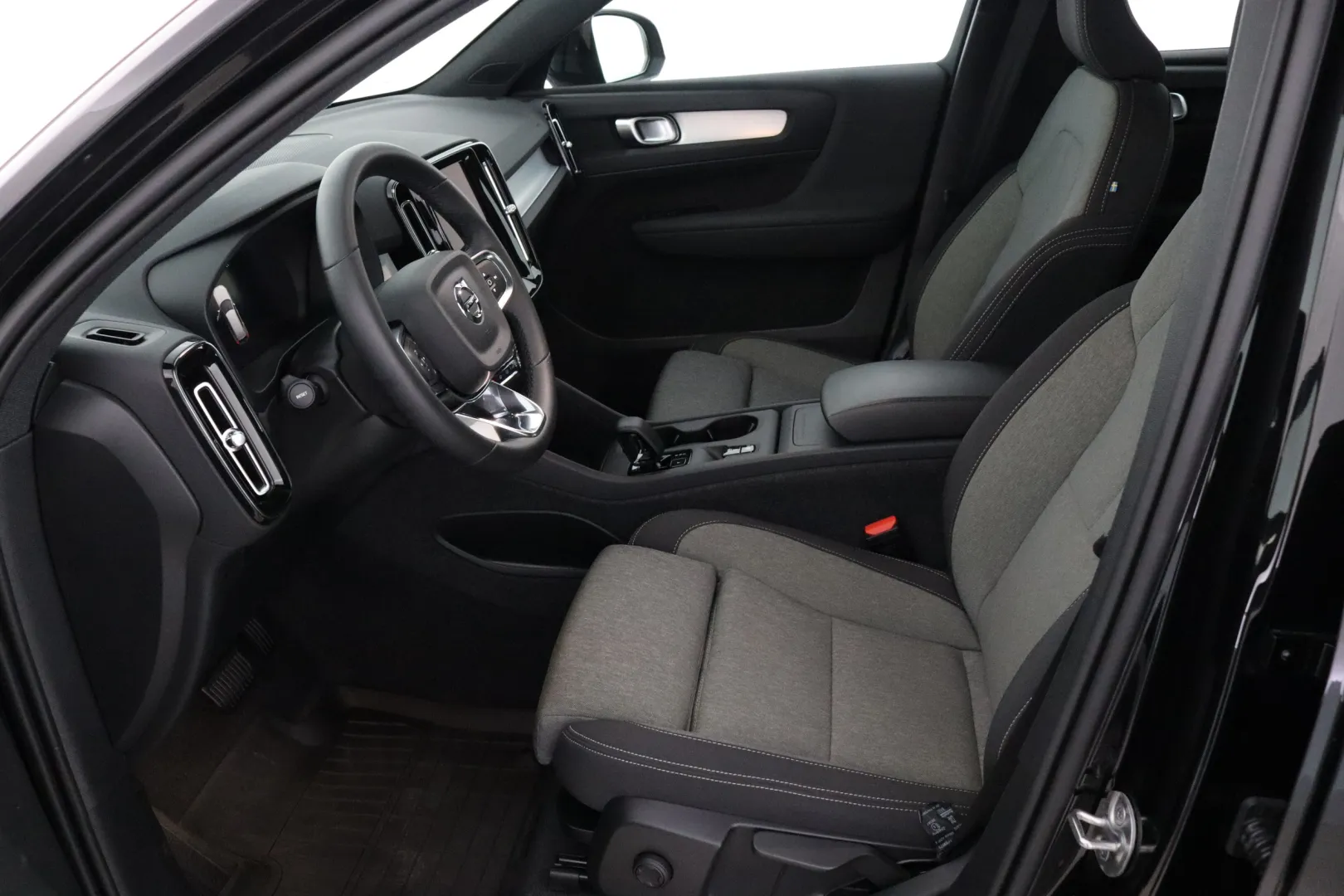VOLVO XC40 CRV-155 carousel image