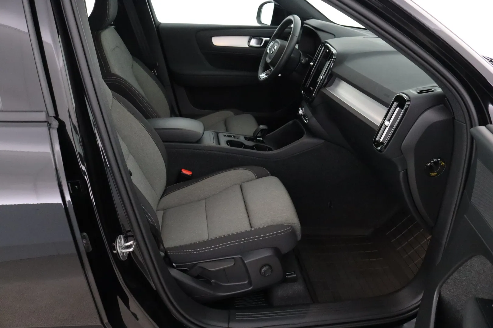 VOLVO XC40 CRV-155 carousel image