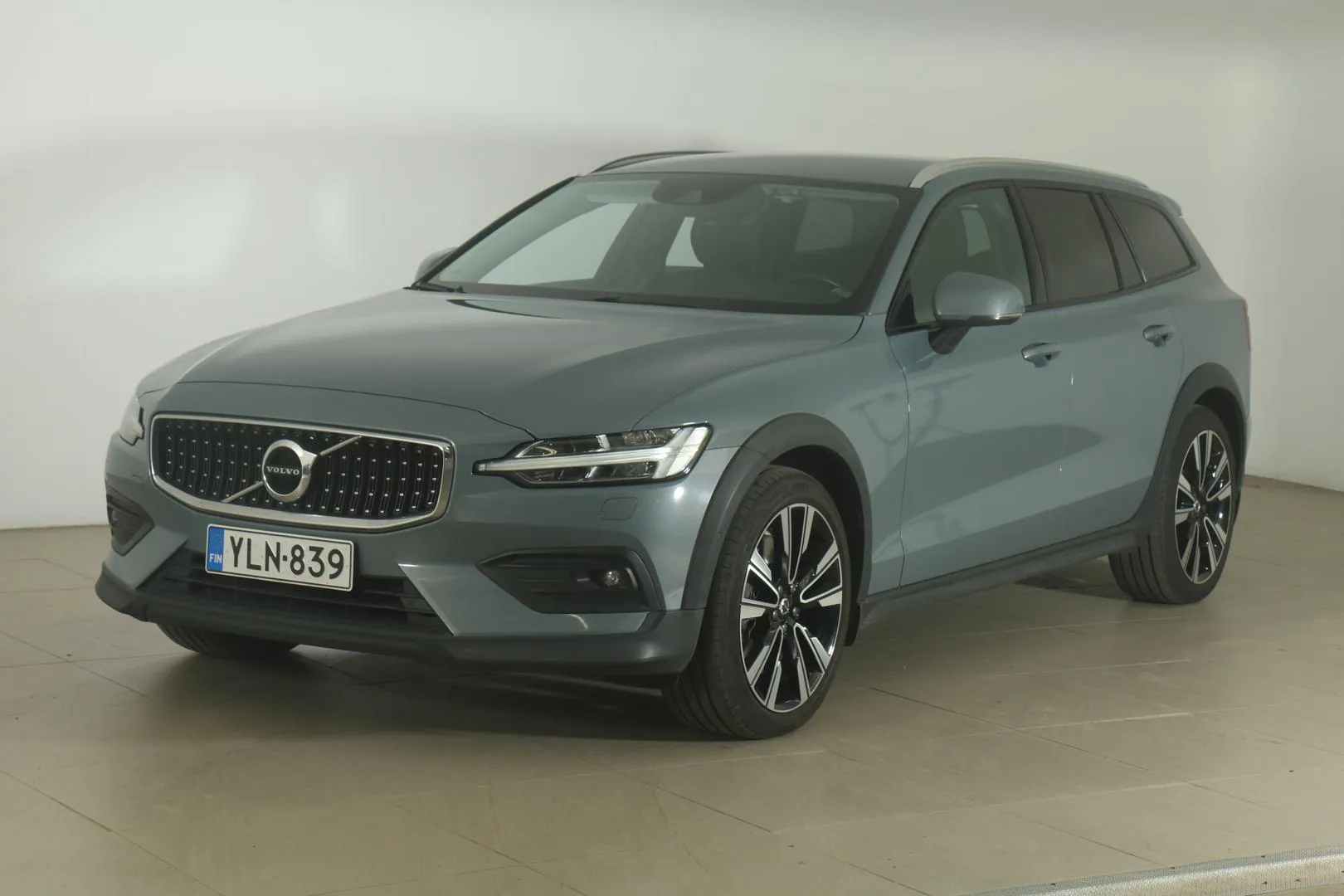 VOLVO V60 Cross Country YLN-839 carousel image
