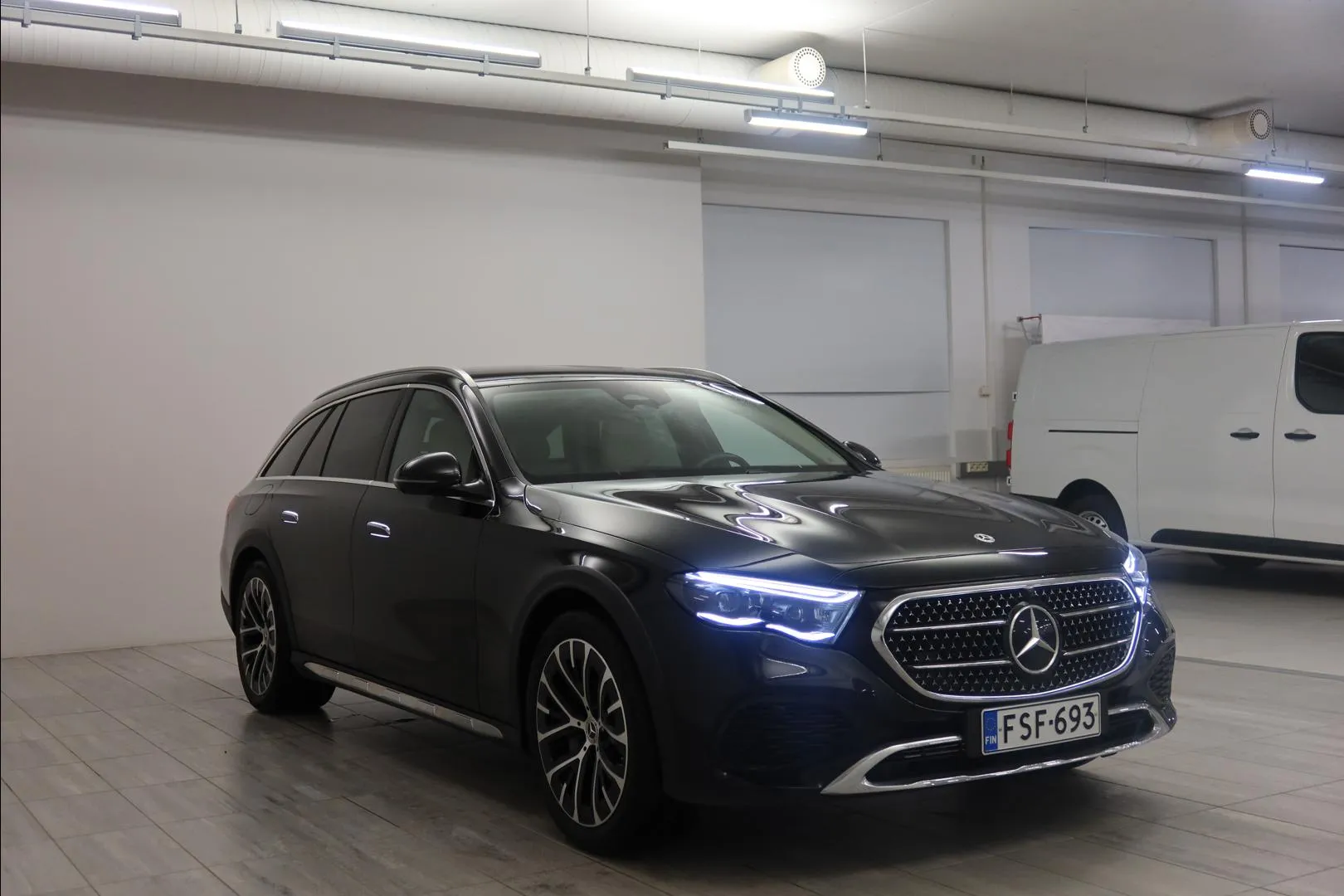 MERCEDES-BENZ E FSF-693 carousel image