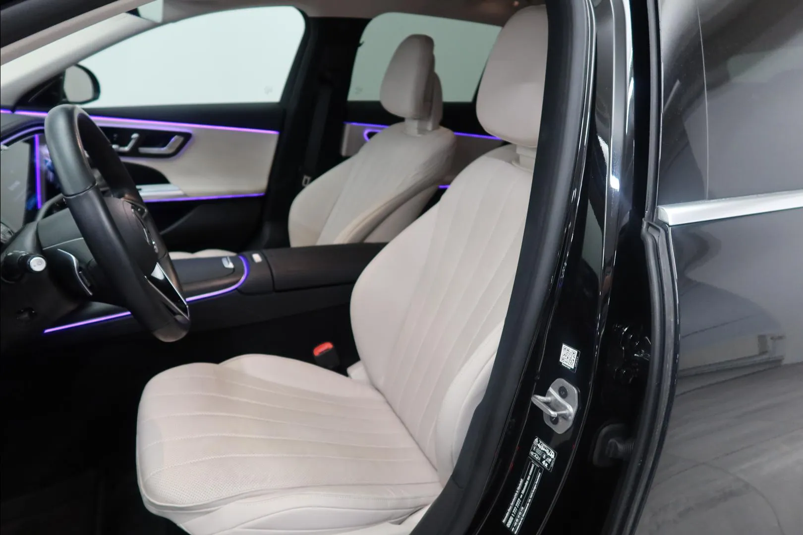MERCEDES-BENZ E FSF-693 carousel image