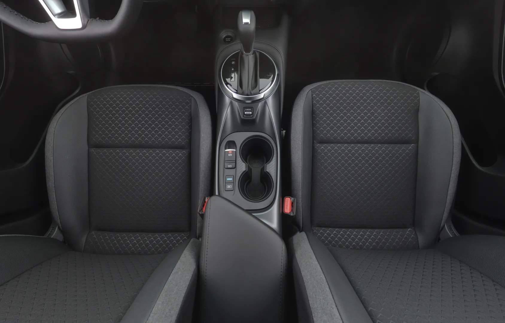 Nissan Juke XTJ-310 carousel image