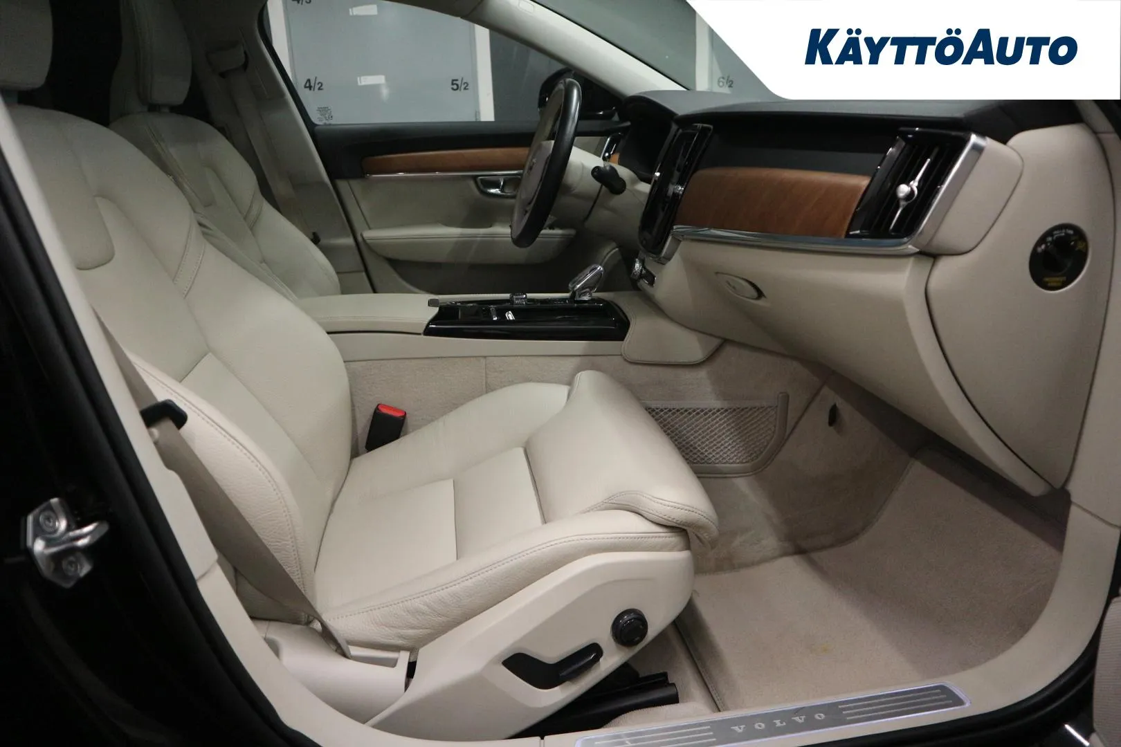 VOLVO V90 ZNK-285 carousel image