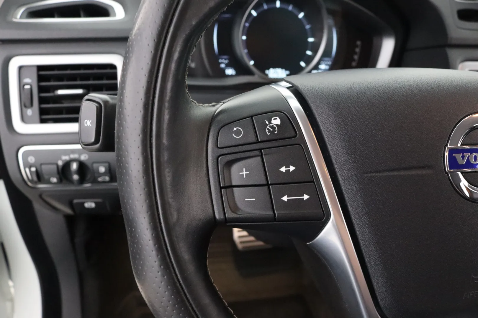 VOLVO V70 CRE-271 carousel image