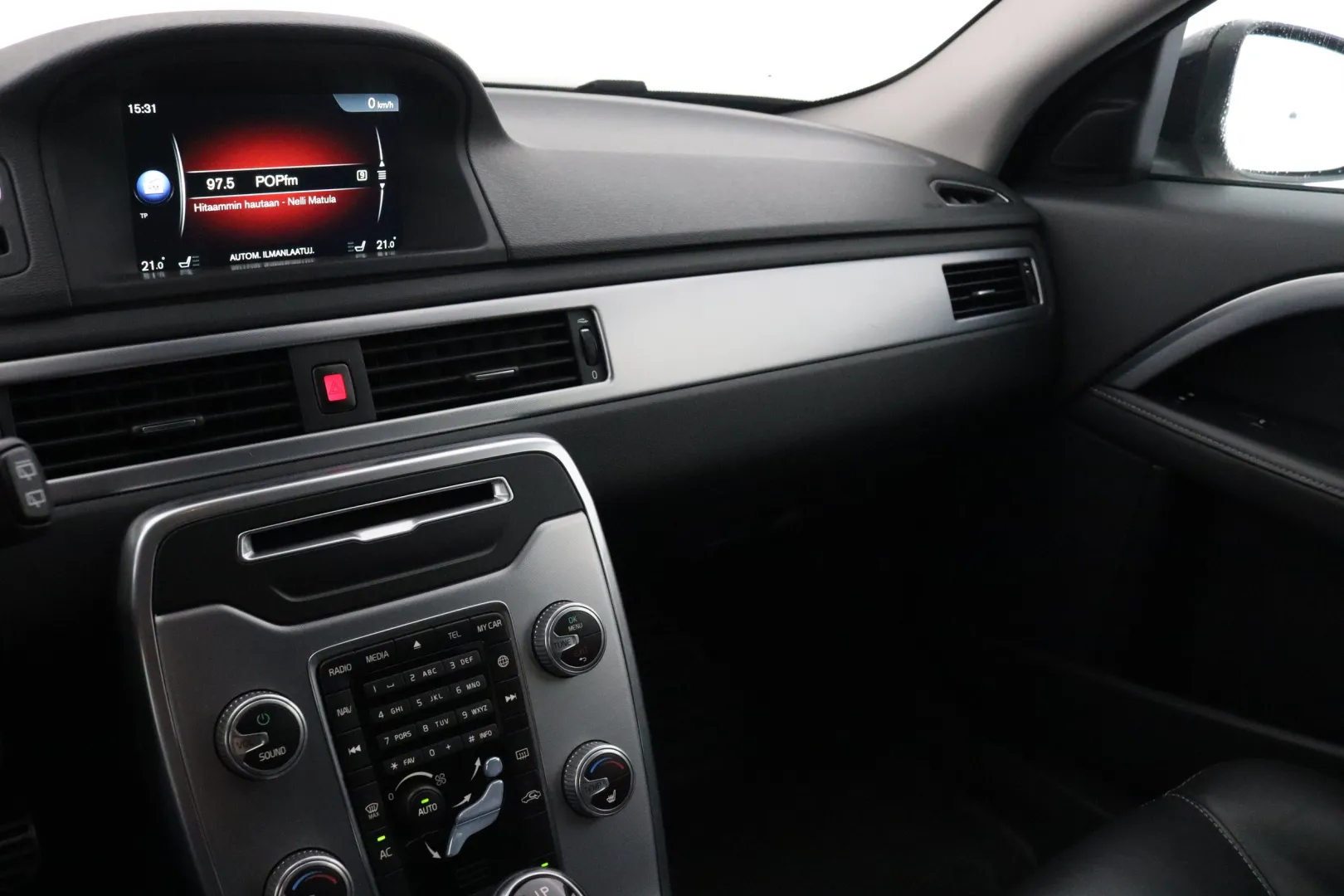 VOLVO V70 CRE-271 carousel image