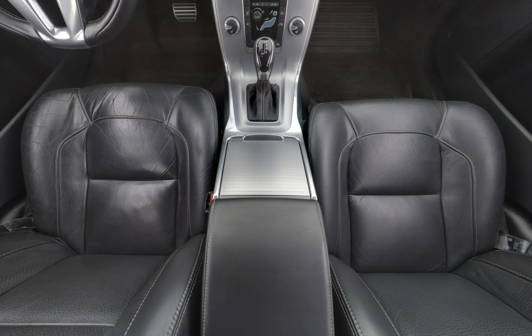 VOLVO V70 CRE-271 carousel image