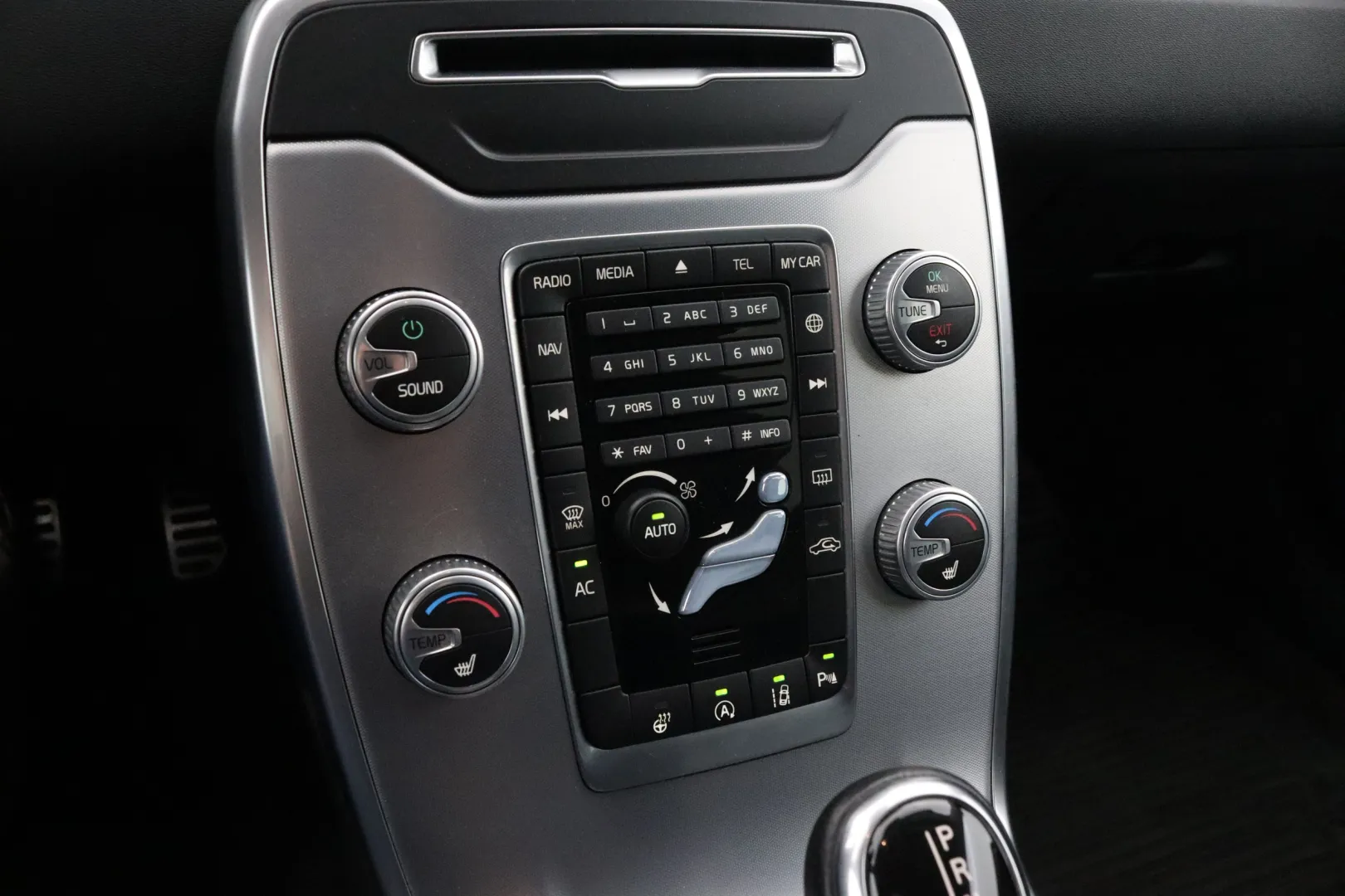 VOLVO V70 CRE-271 carousel image