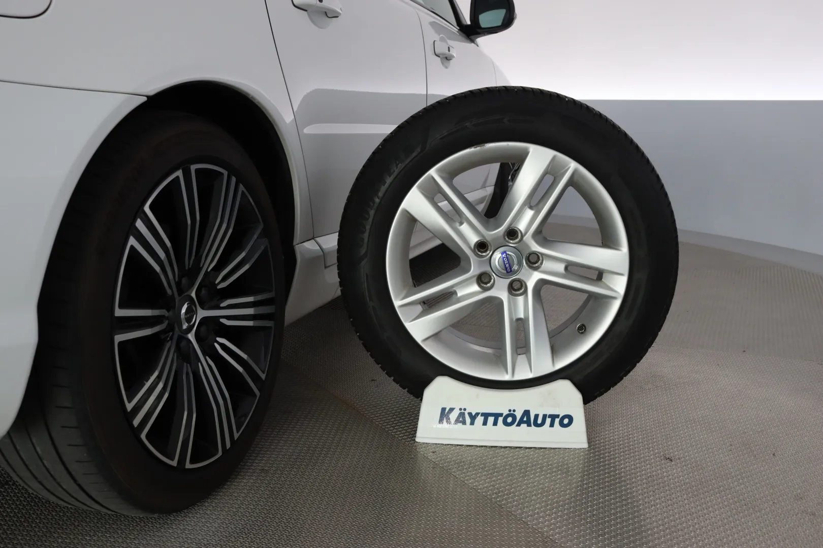 VOLVO V70 CRE-271 carousel image