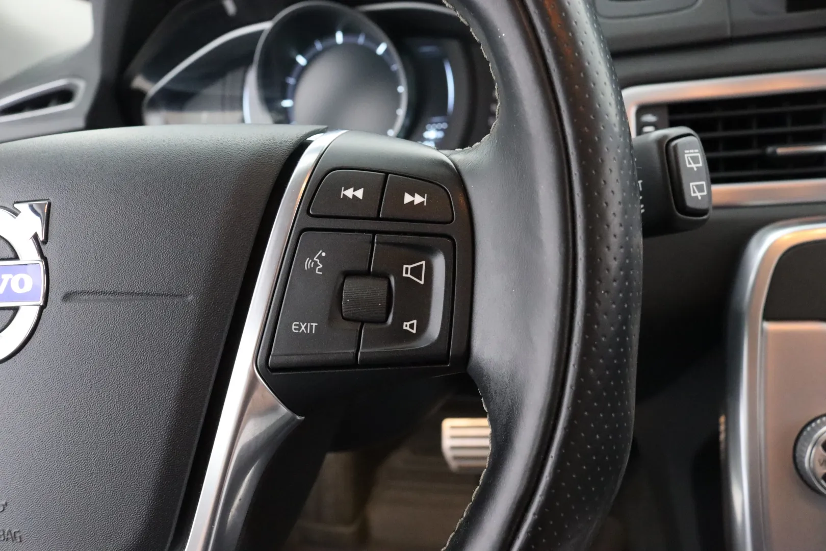 VOLVO V70 CRE-271 carousel image