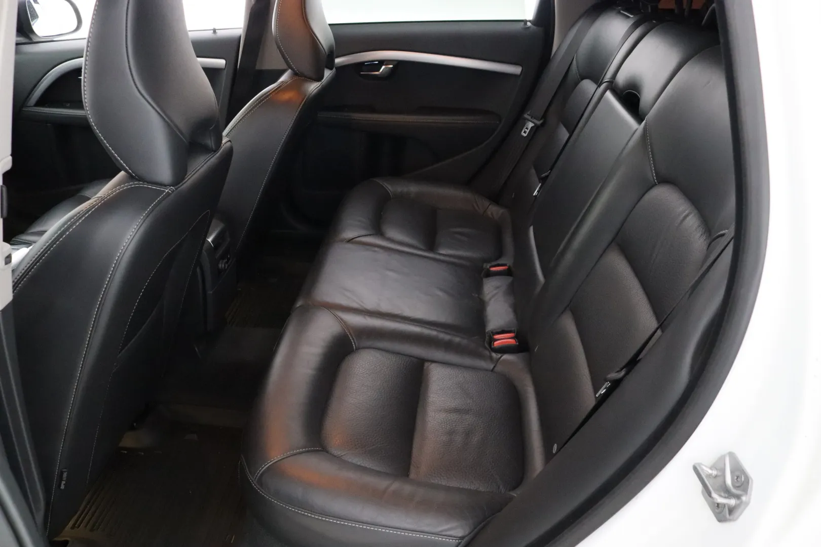 VOLVO V70 CRE-271 carousel image