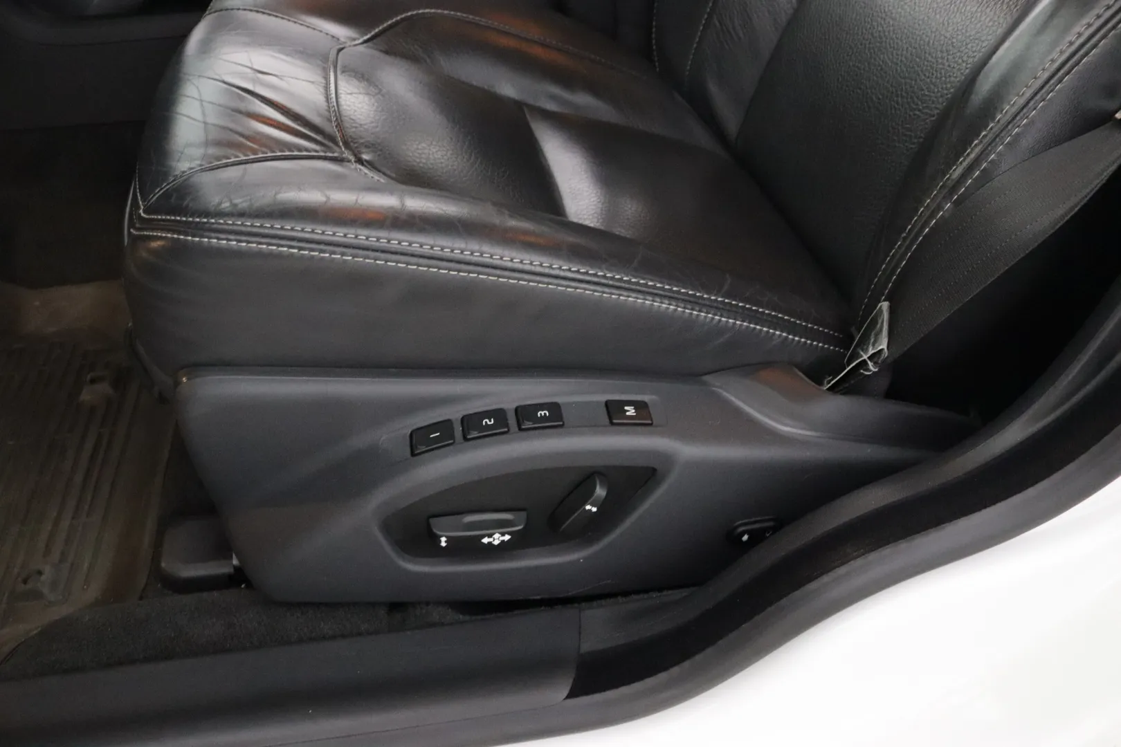 VOLVO V70 CRE-271 carousel image