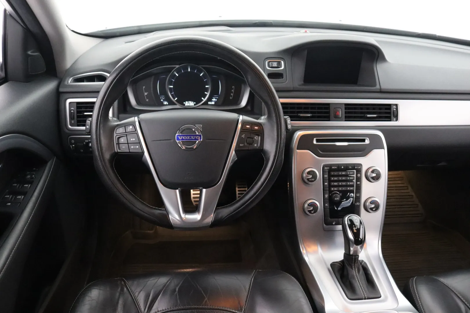 VOLVO V70 CRE-271 carousel image