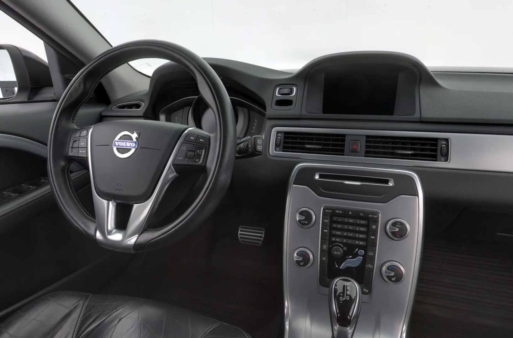VOLVO V70 CRE-271 carousel image