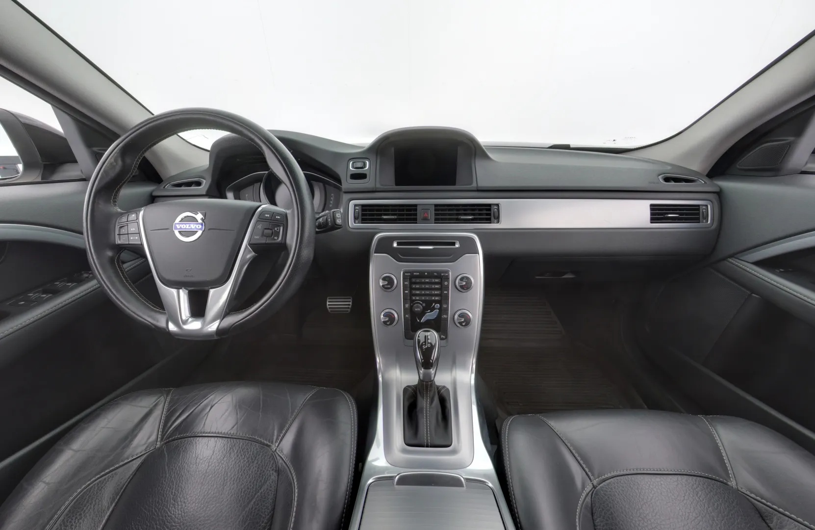 VOLVO V70 CRE-271 carousel image