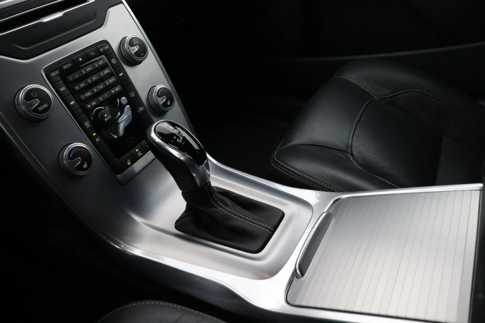 VOLVO V70 CRE-271 carousel image
