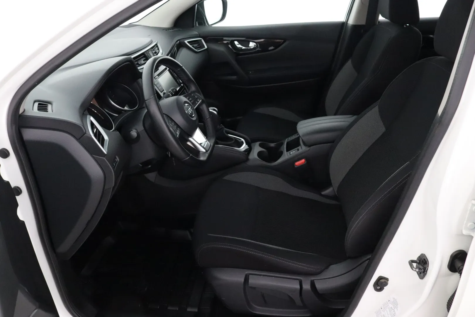 NISSAN Qashqai ZNB-276 carousel image