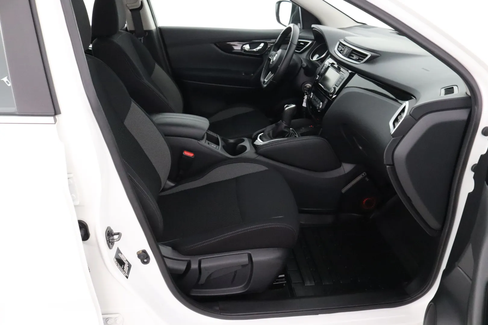 NISSAN Qashqai ZNB-276 carousel image