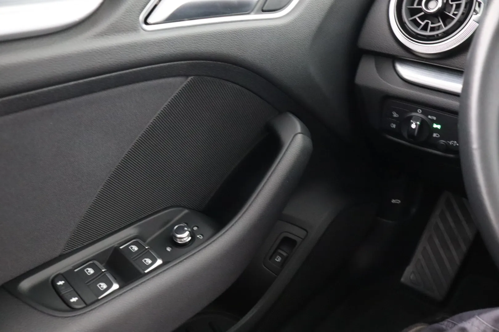 AUDI e-tron IPM-674 carousel image