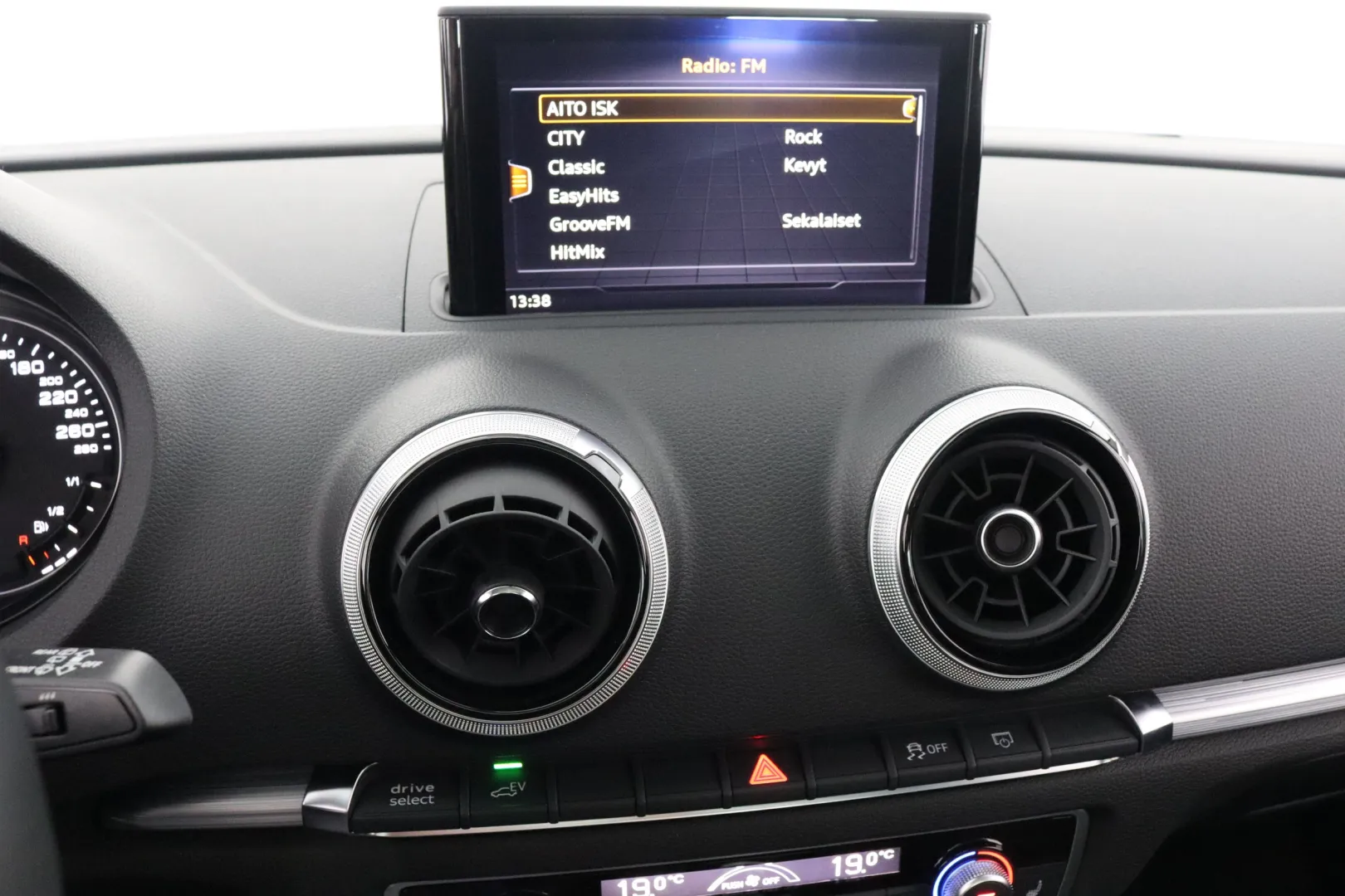 AUDI e-tron IPM-674 carousel image