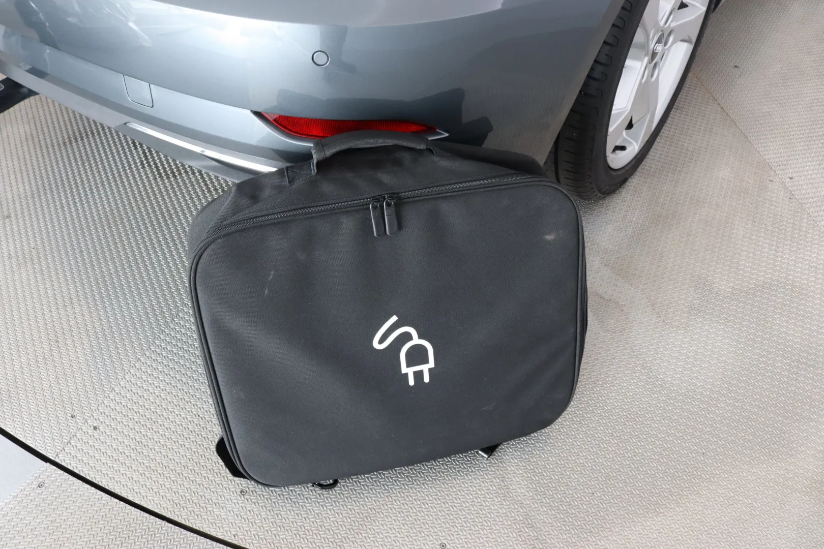 AUDI e-tron IPM-674 carousel image