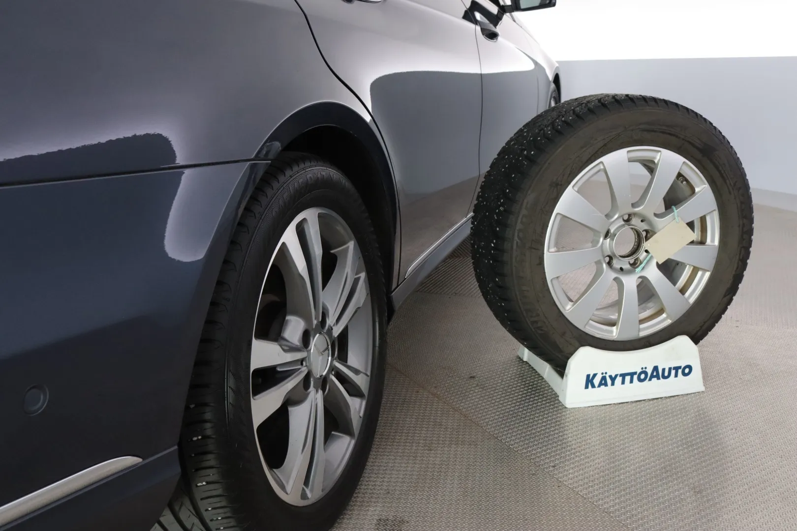 MERCEDES-BENZ E BUH-480 carousel image