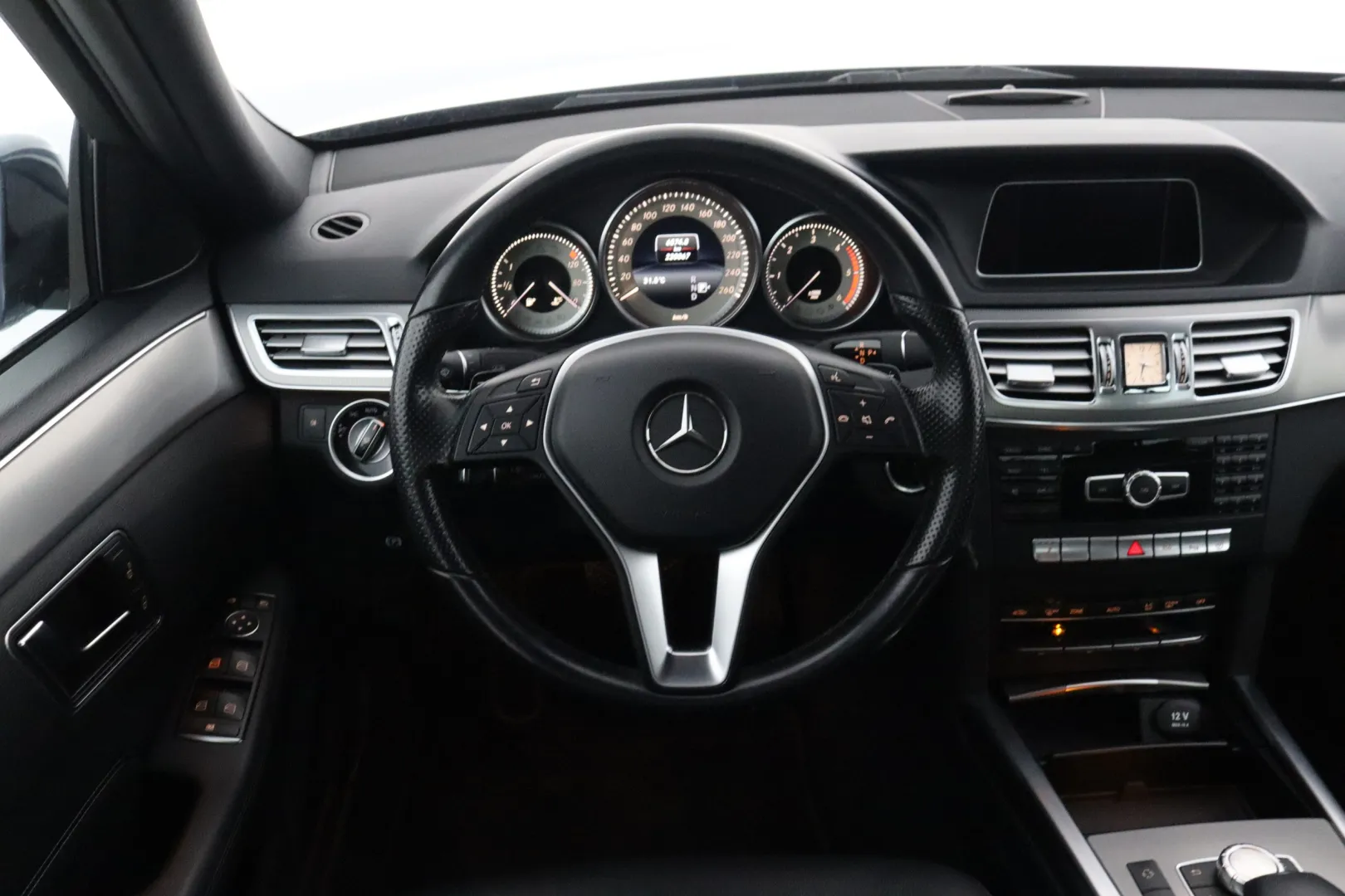 MERCEDES-BENZ E BUH-480 carousel image