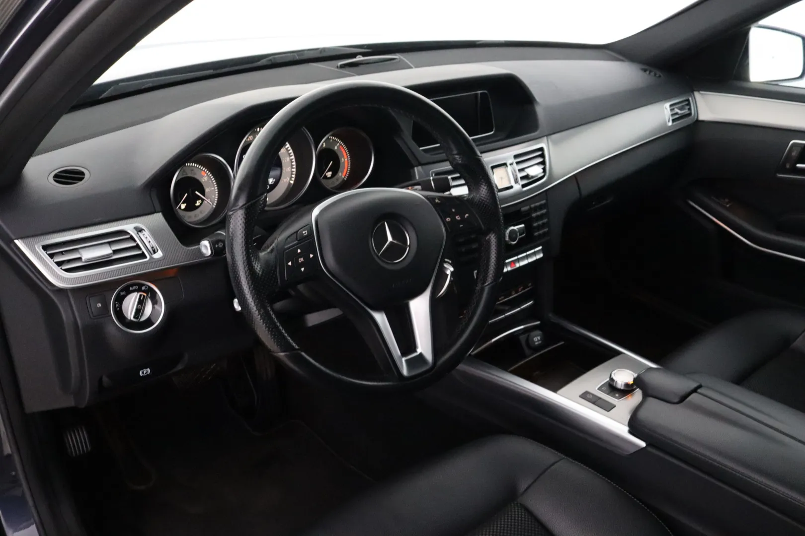 MERCEDES-BENZ E BUH-480 carousel image
