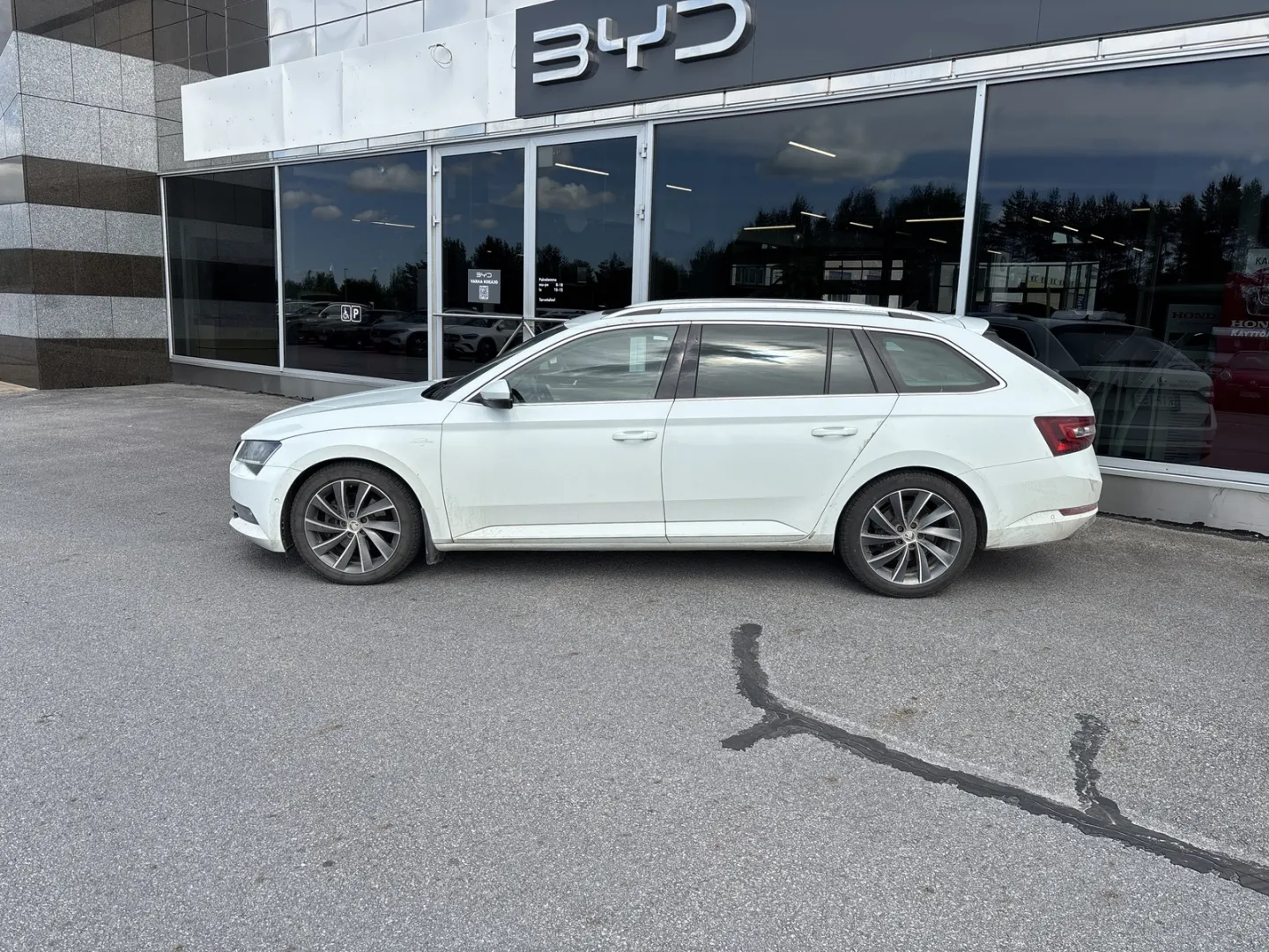 SKODA Superb RTP-153 carousel image