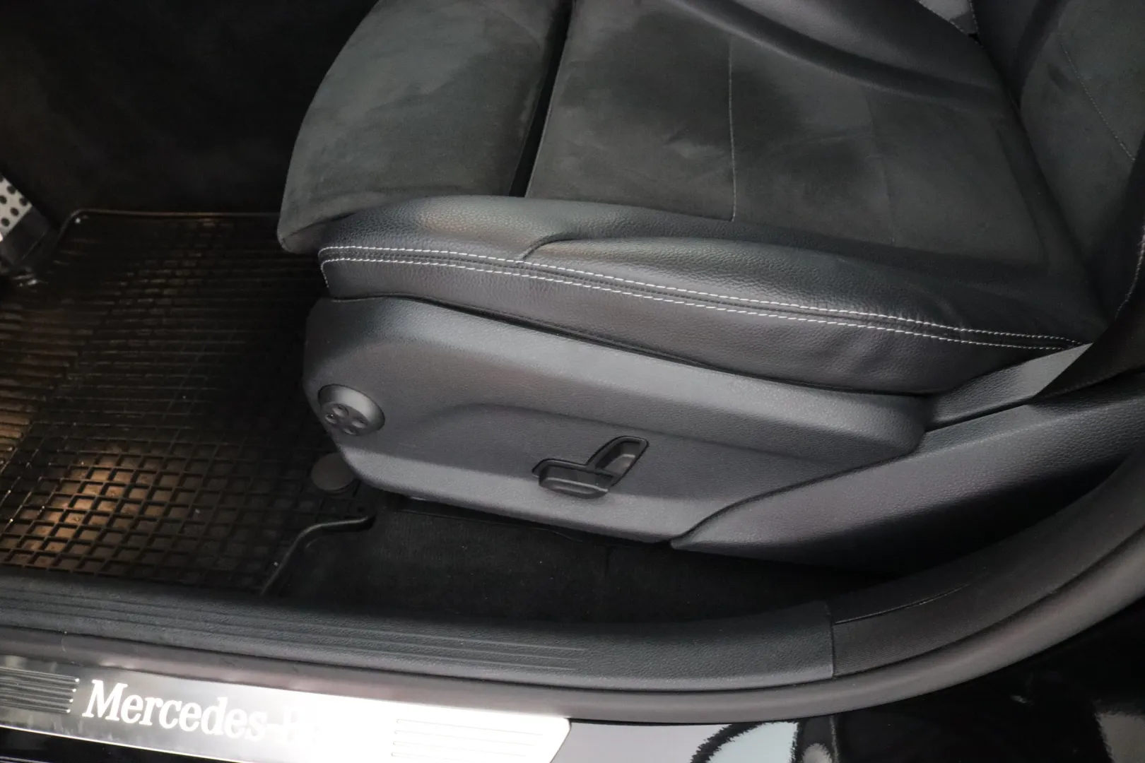 MERCEDES-BENZ GLC JLO-765 carousel image