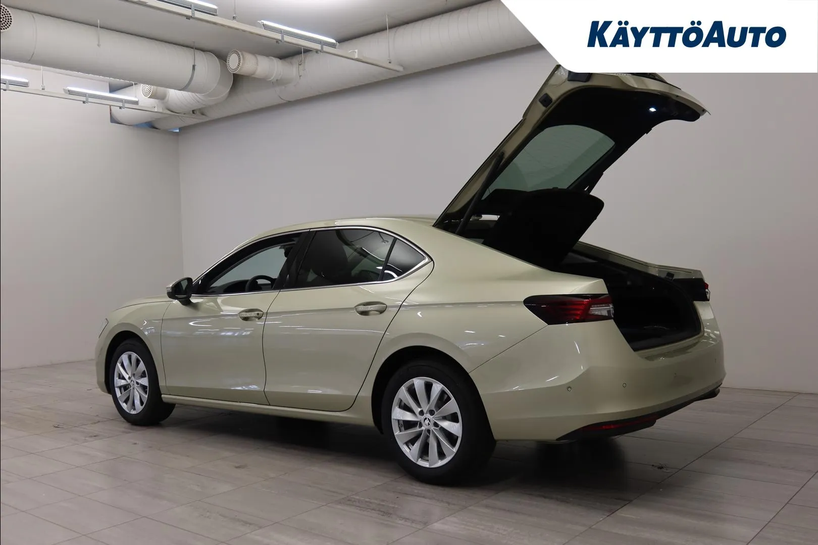Skoda Superb IRT-901 carousel image