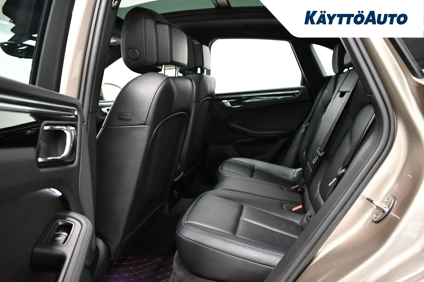 PORSCHE Macan YIO-276 carousel image