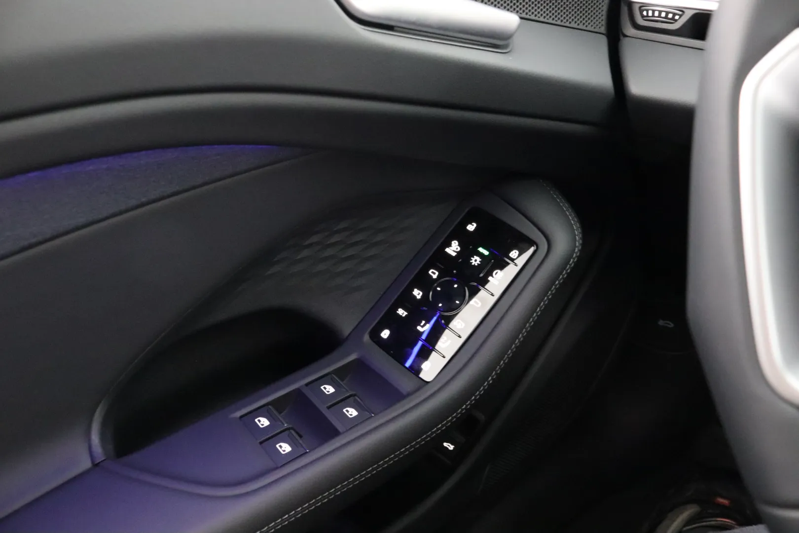 Audi A6 XVZ-513 carousel image