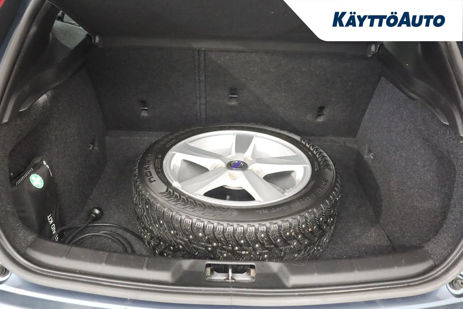 VOLVO V40 GKX-398 carousel image