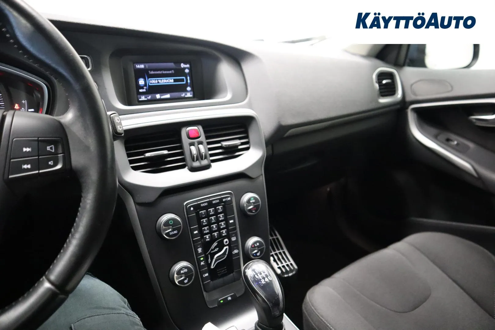 VOLVO V40 GKX-398 carousel image