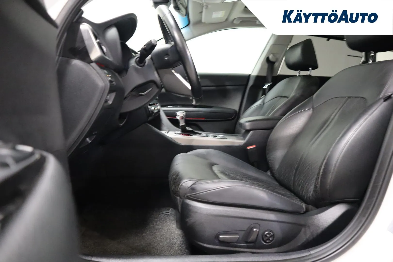KIA Optima YLY-335 carousel image