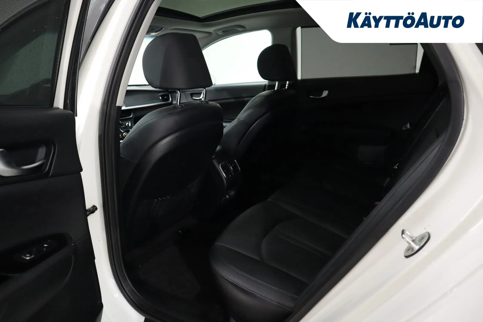 KIA Optima YLY-335 carousel image
