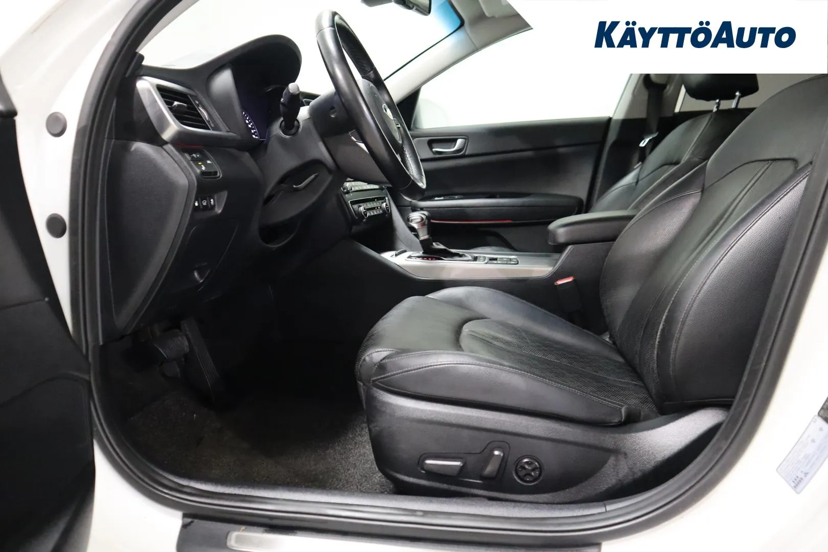 KIA Optima YLY-335 carousel image