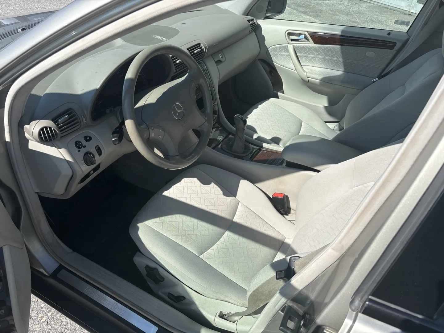 MERCEDES-BENZ C YES-930 carousel image