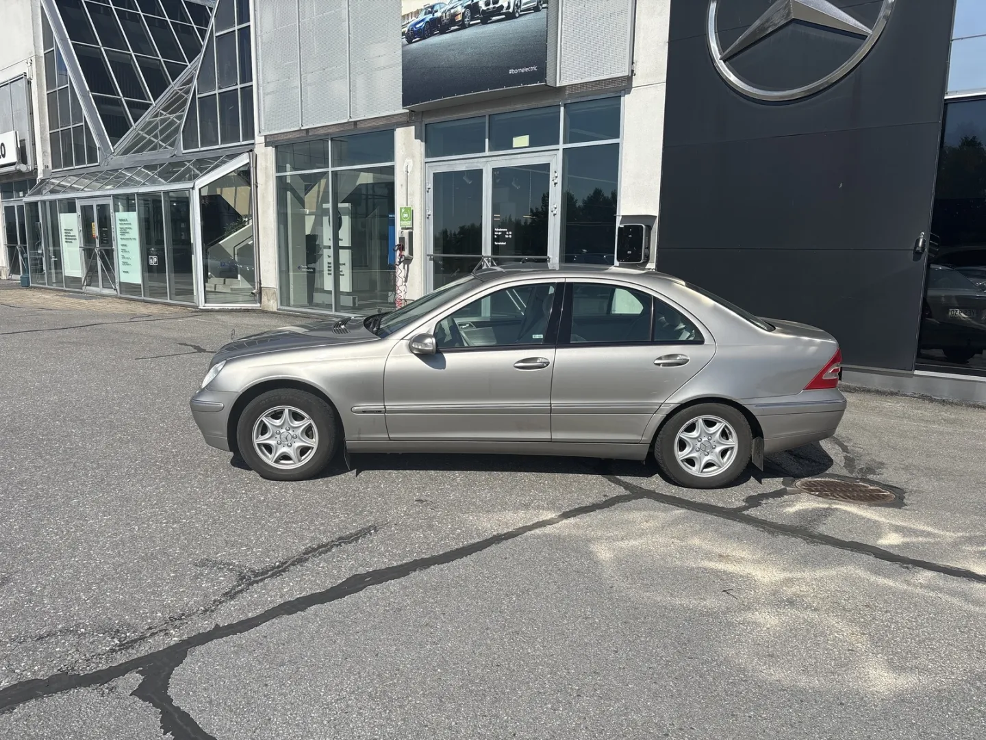 MERCEDES-BENZ C YES-930 carousel image