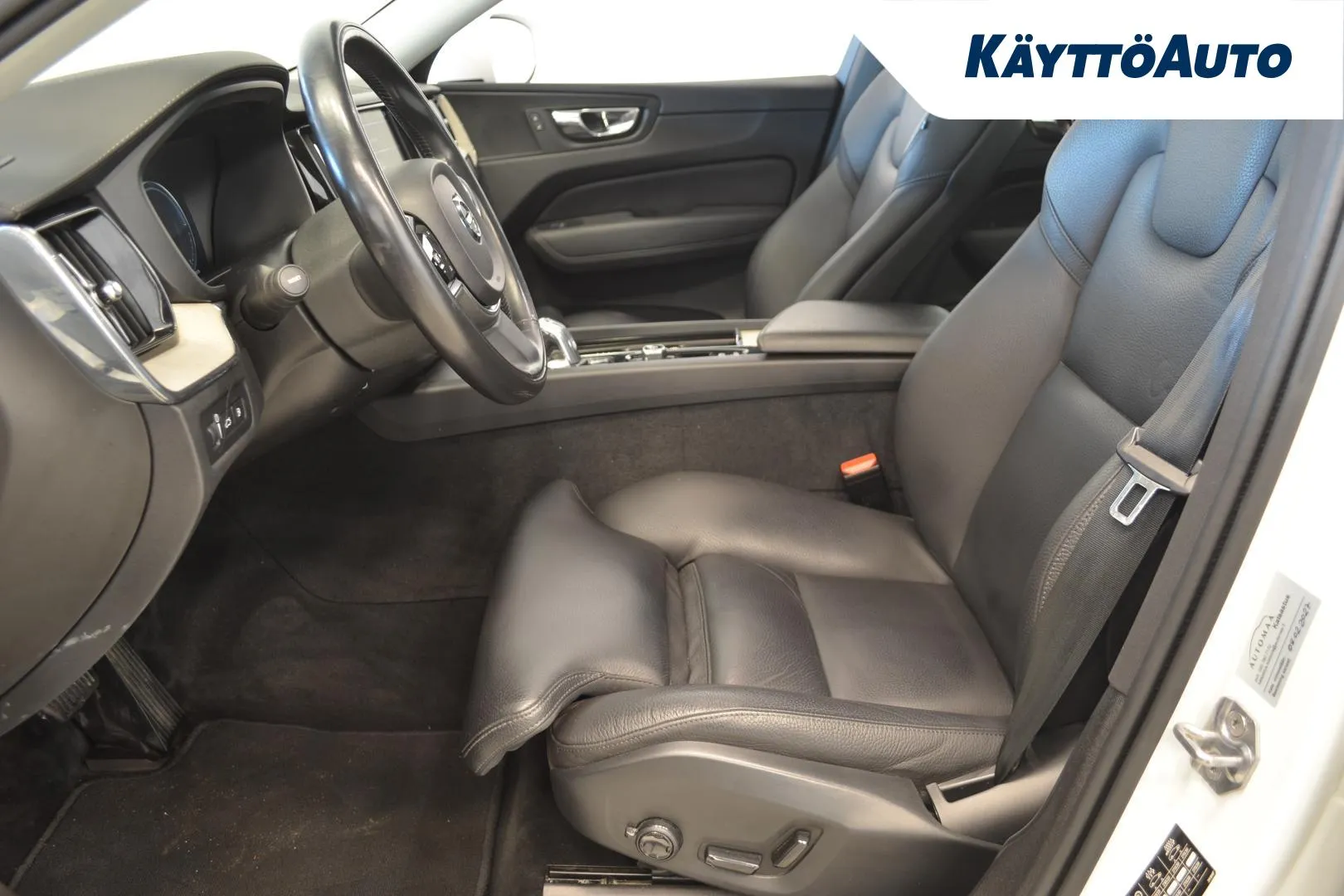 VOLVO XC60 XVU-559 carousel image