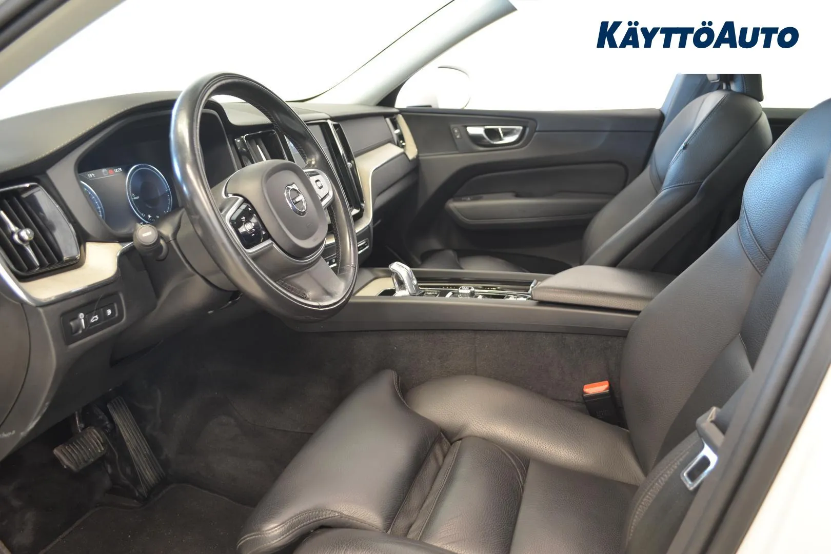 VOLVO XC60 XVU-559 carousel image