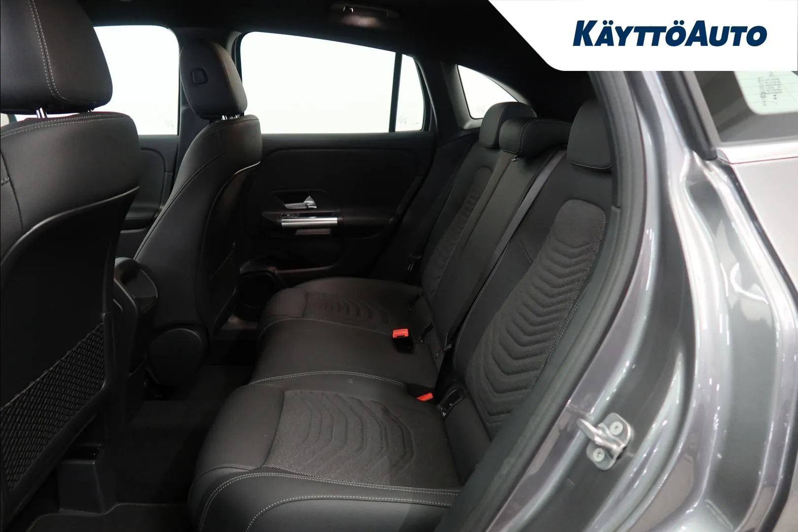Mercedes-Benz GLA XUZ-620 carousel image