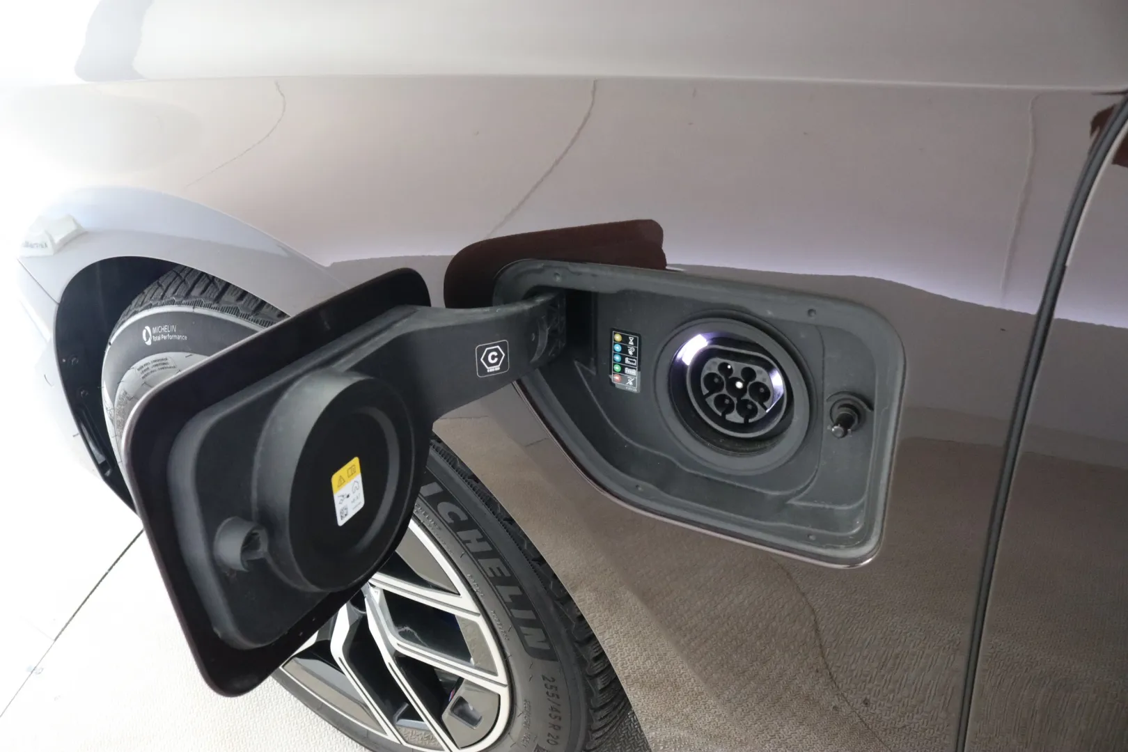 BMW 760 EVE-532 carousel image