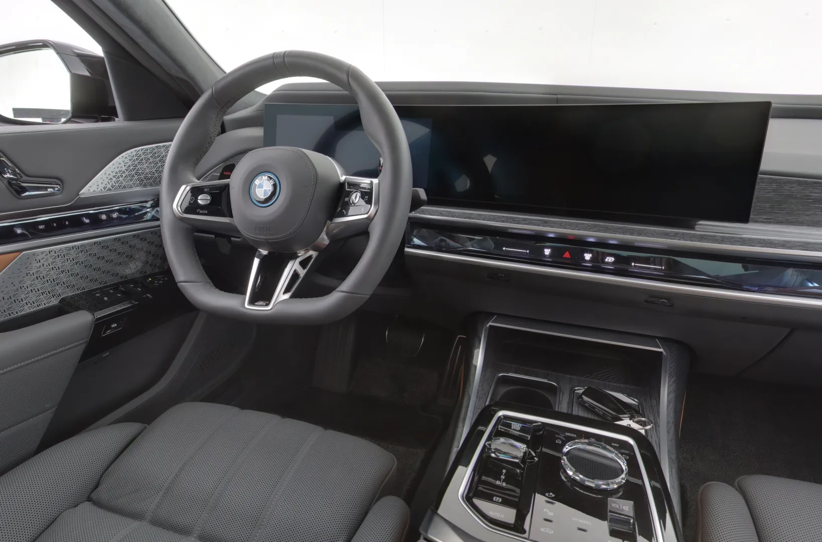 BMW 760 EVE-532 carousel image