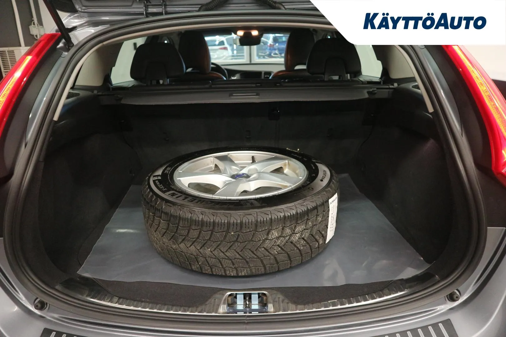 VOLVO V60 SNT-439 carousel image
